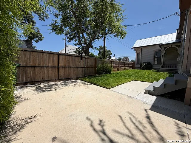 1133 E Crockett St — Photo 24