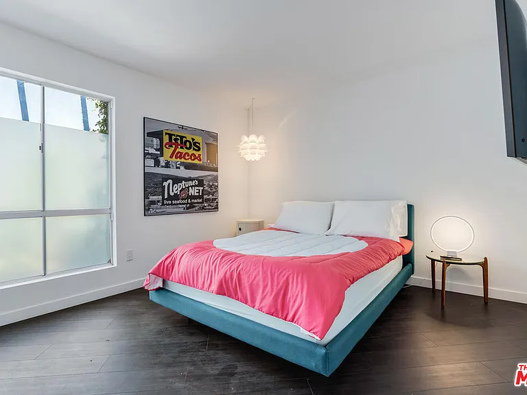 22705 Crespi St — Photo 27