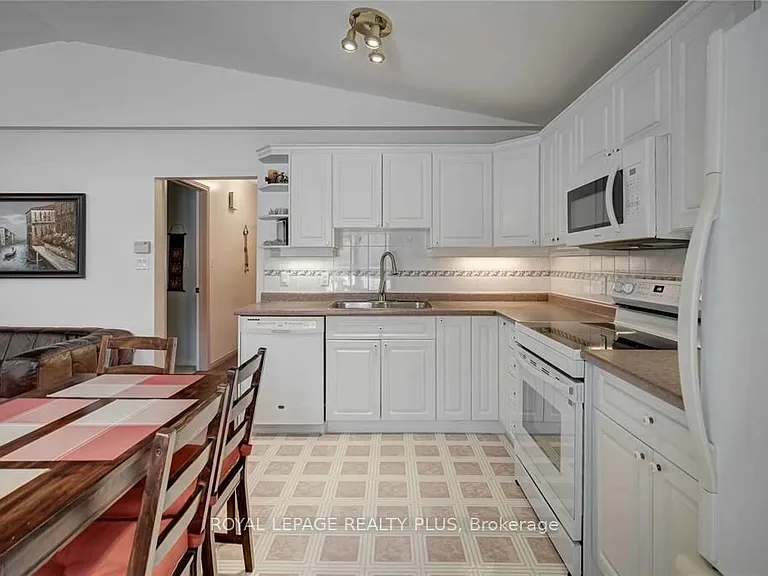 16 Alderway Ave — Photo 5