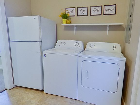 3rd image of 930 Laramie St #1W