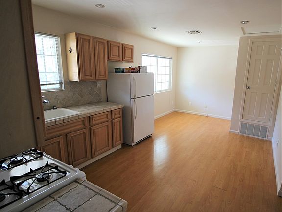 5th image of 1321 E Acacia Ave