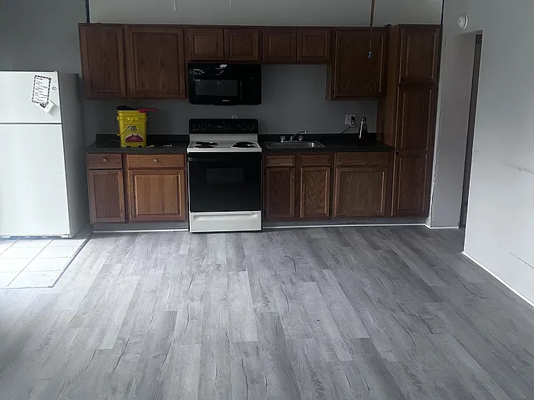 915 W 1st St — Photo 2