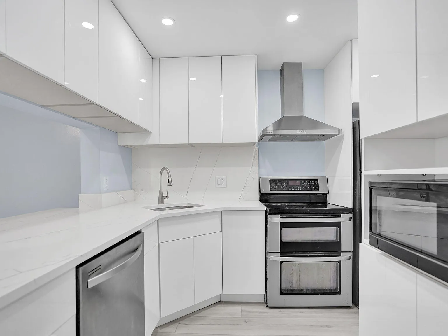 2 bed, 2.0 bath, 1005 sqft, $2,200 — Photo 1