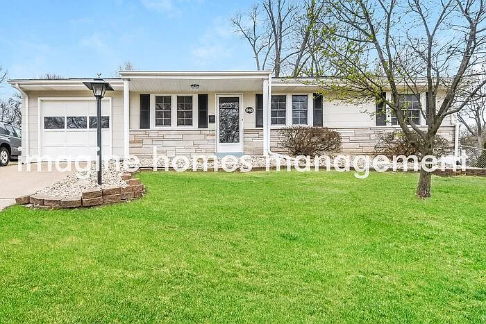 3 bed, 1.0 bath, 1014 sqft, $1,960 — Photo 1