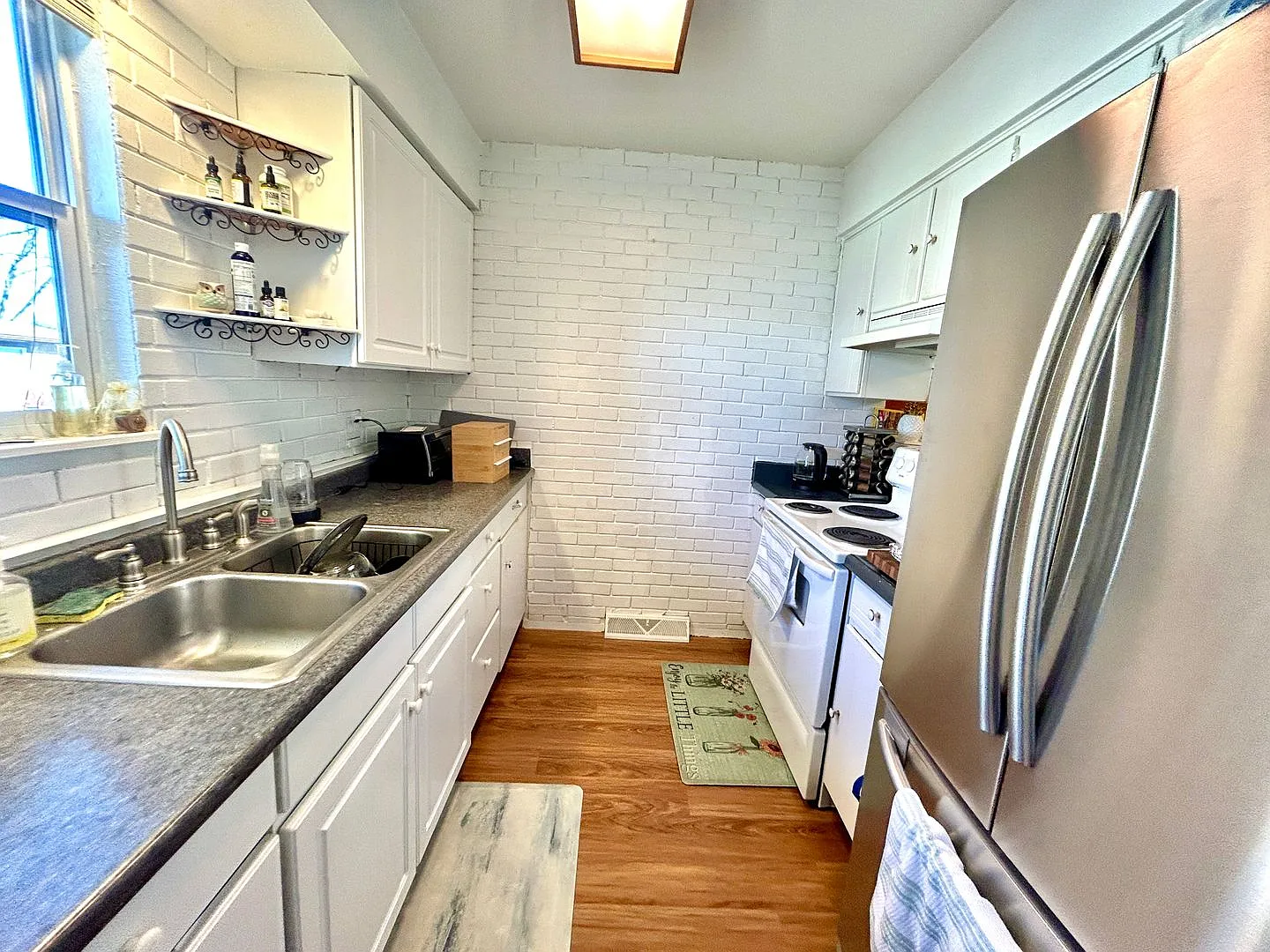Beautiful two-story townhome in Denver! Low Maintenance! — Photo 4