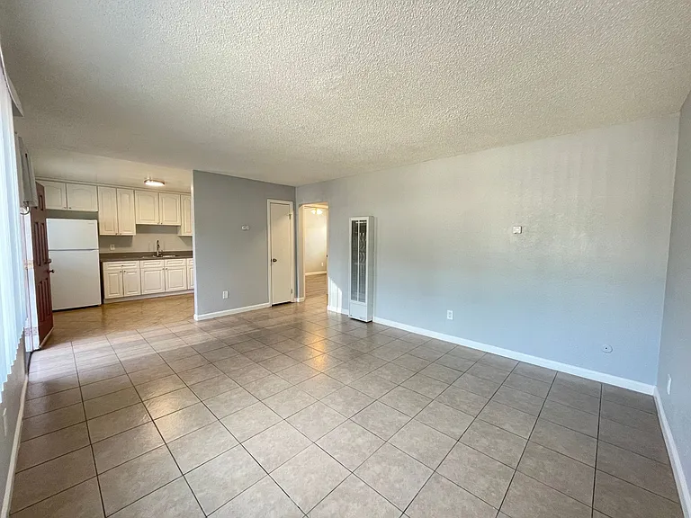 Lone Pine Apartments — Photo 12