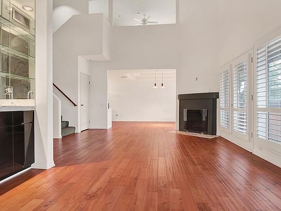 4th image of 5224 Zelzah Ave Unit 301