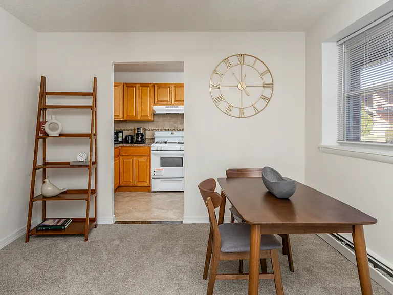 Colonial Point Apartments — Photo 28