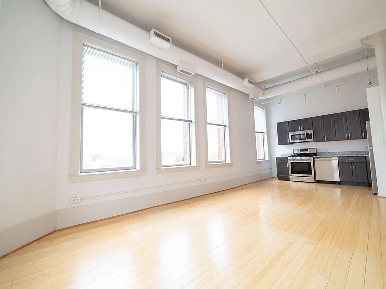 1900 W 25th St #305 — Photo 8