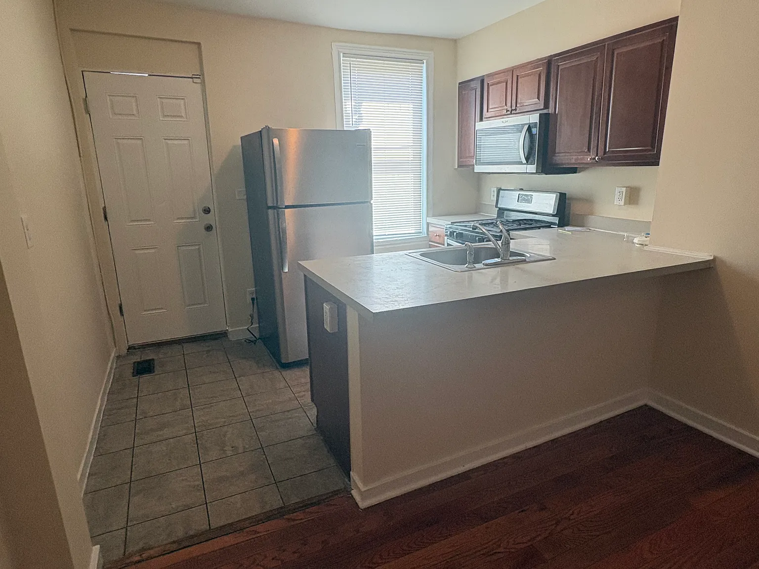 2 bed, 912 sqft, $1,350 — Photo 4