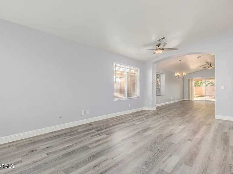 109 W Helena Dr — Photo 8