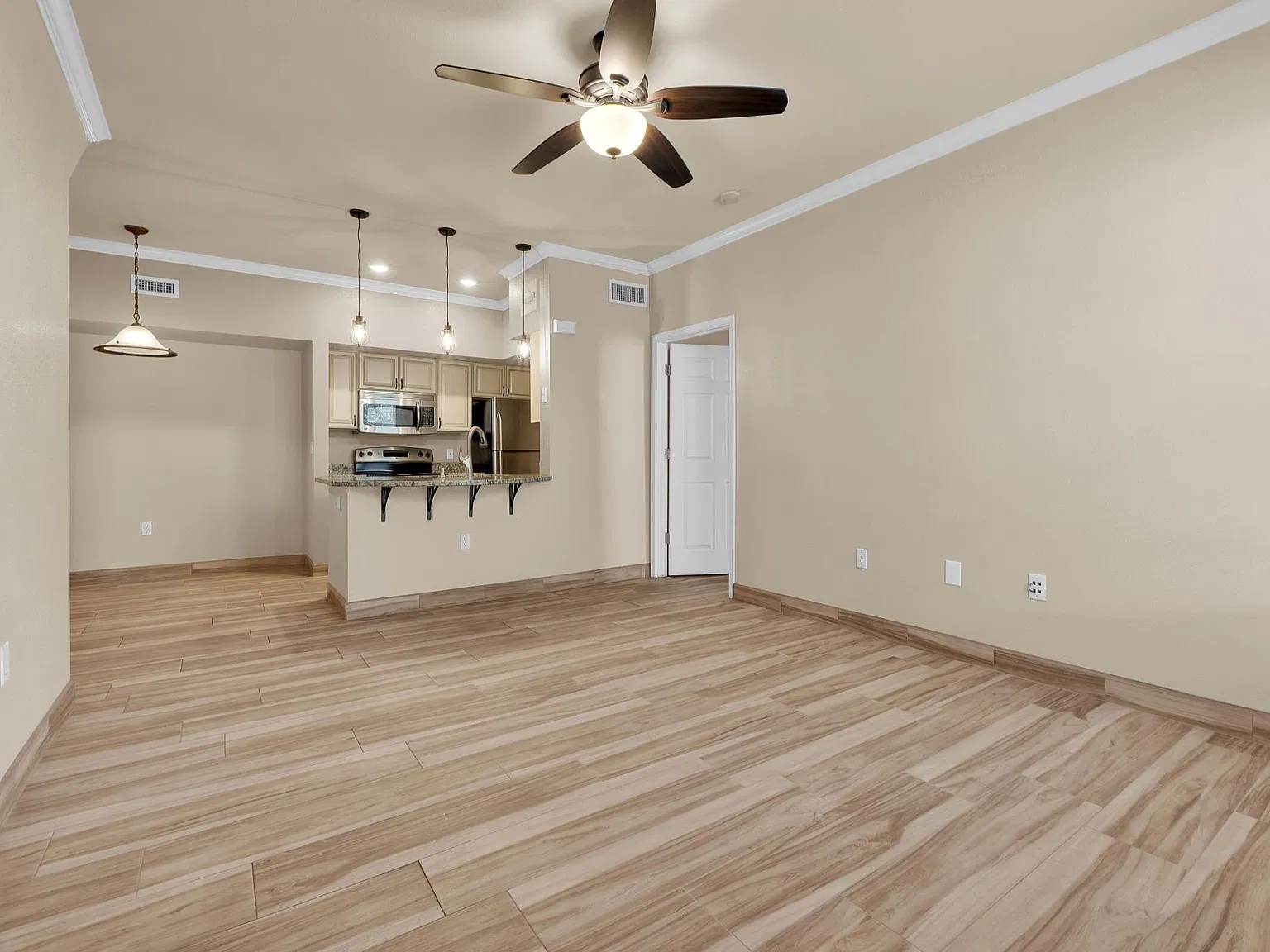 2 bed, 976 sqft, $1,500 — Photo 2