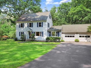 121 Winnepoge Dr, Fairfield, CT 06825