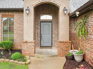 912 Lindsey Ln, Moore, OK 73160