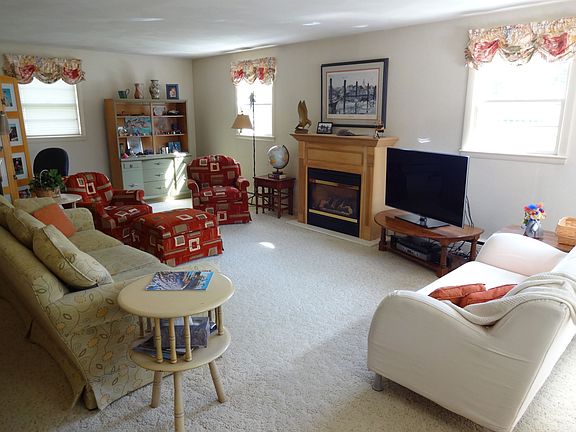 Family Room w/gas fire place