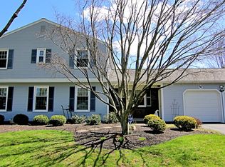 8 Chipping Rdg, Fairport, NY 14450