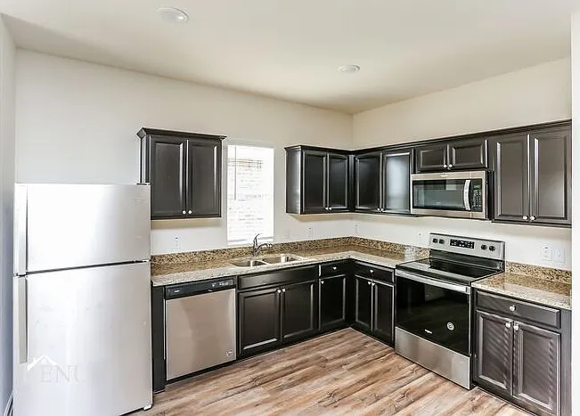 3 bed, 2.0 bath, 1636 sqft, $2,100 — Photo 4