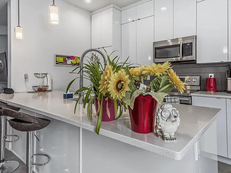173 Cavanagh Cmn SW — Photo 10