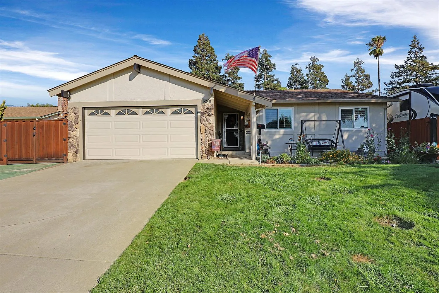 388 Pearl Dr photo 1