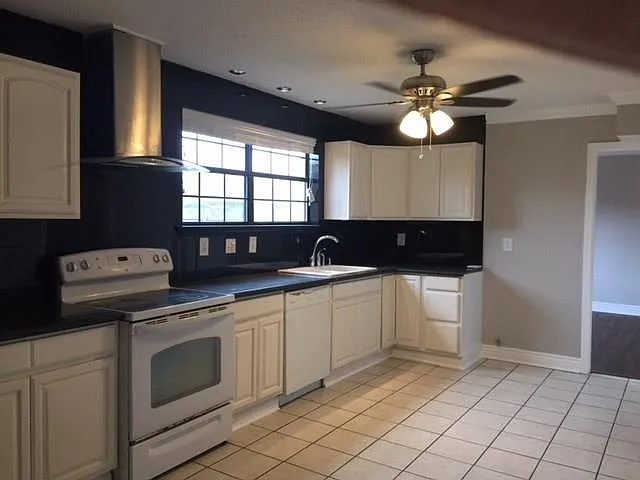 805 Champagne Dr — Photo 2