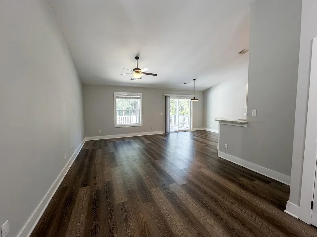 3 bed, 1268 sqft, $2,025 — Photo 4