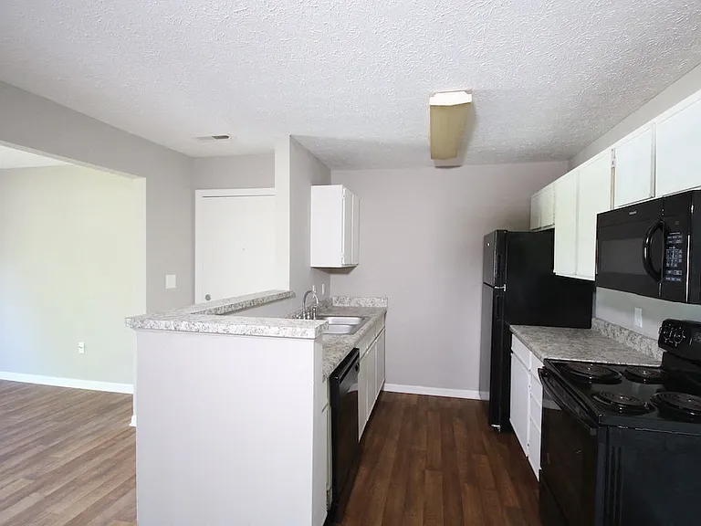 Hazelton Apartments — Photo 8