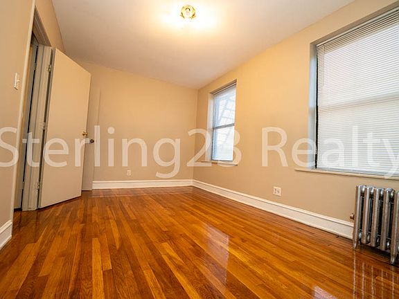4th image of 2147 27th St APT C4