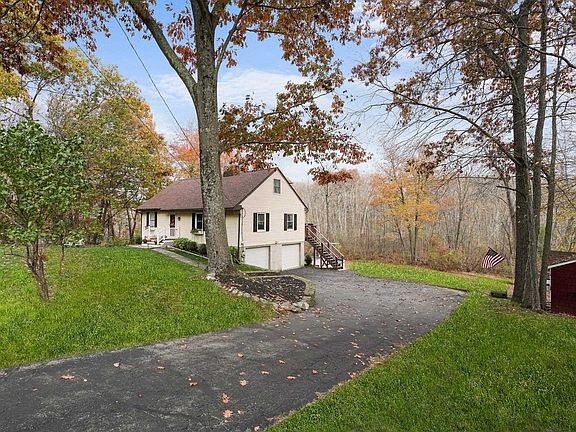 4th image of 20 Square Woods Dr