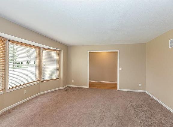 3rd image of 11 Town View Cir