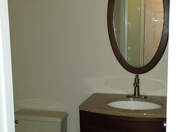 Middle floor - Powder room