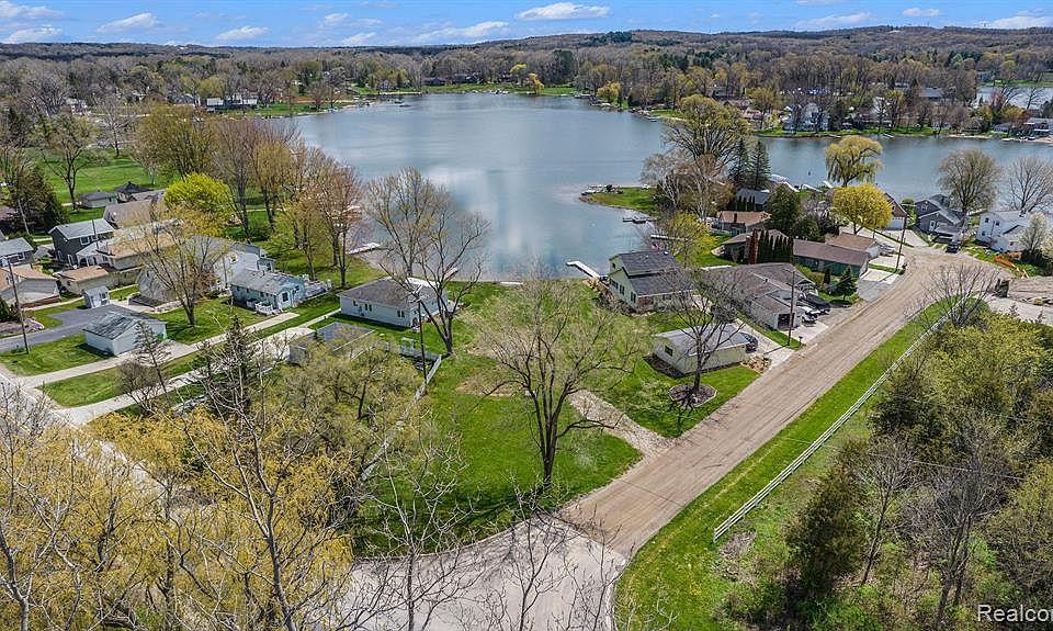 10576 Runyan Lake Ct, Fenton, MI 48430 MLS 20230020540 Zillow