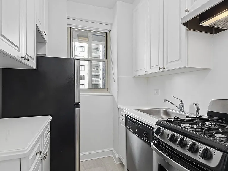 300 E 57th St #15F — Photo 11