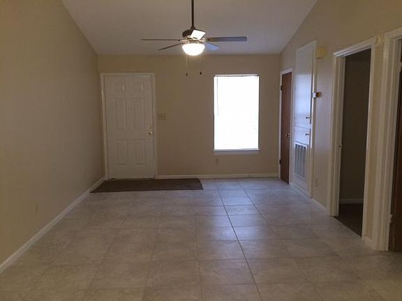  living room/dining room w/ vaulted ceiling
