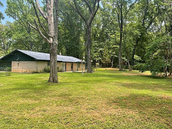 3rd image of 1302 Woodland Dr