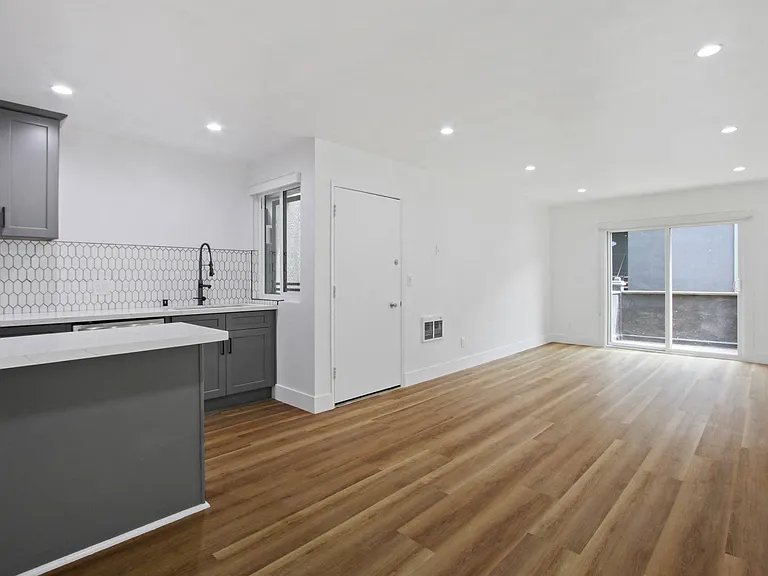 10310 Regent — Photo 22