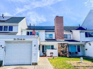 22 Dover Grn, Staten Island, NY