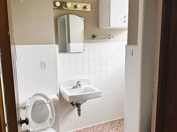 Full bath in hallway