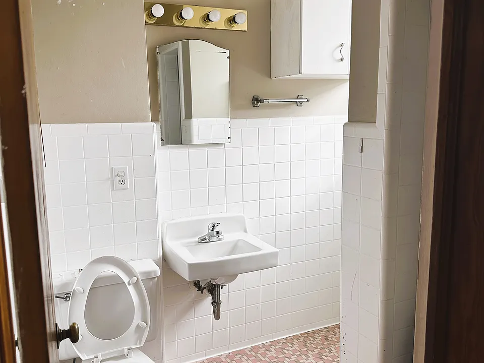 Full bath in hallway