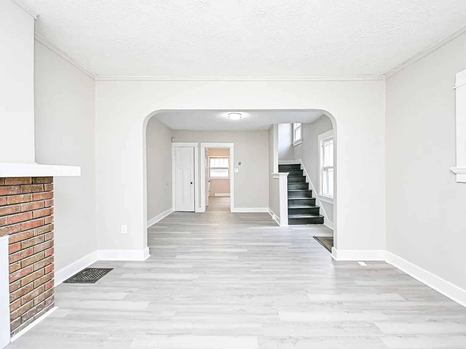312-314 Pointview Avenue - 314 — Photo 4