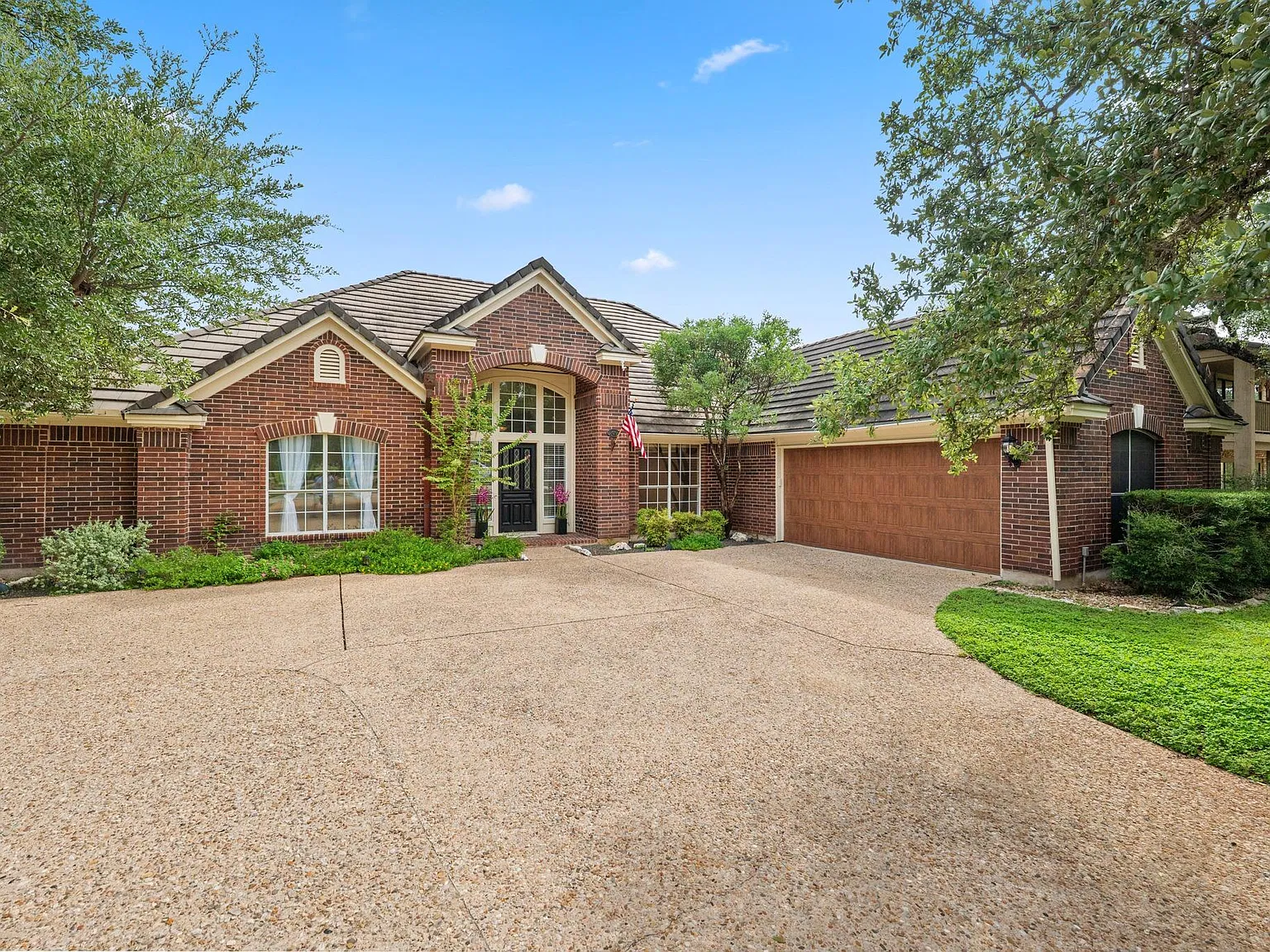 4 bed, 3.0 bath, 2572 sqft, $3,850 — Photo 1