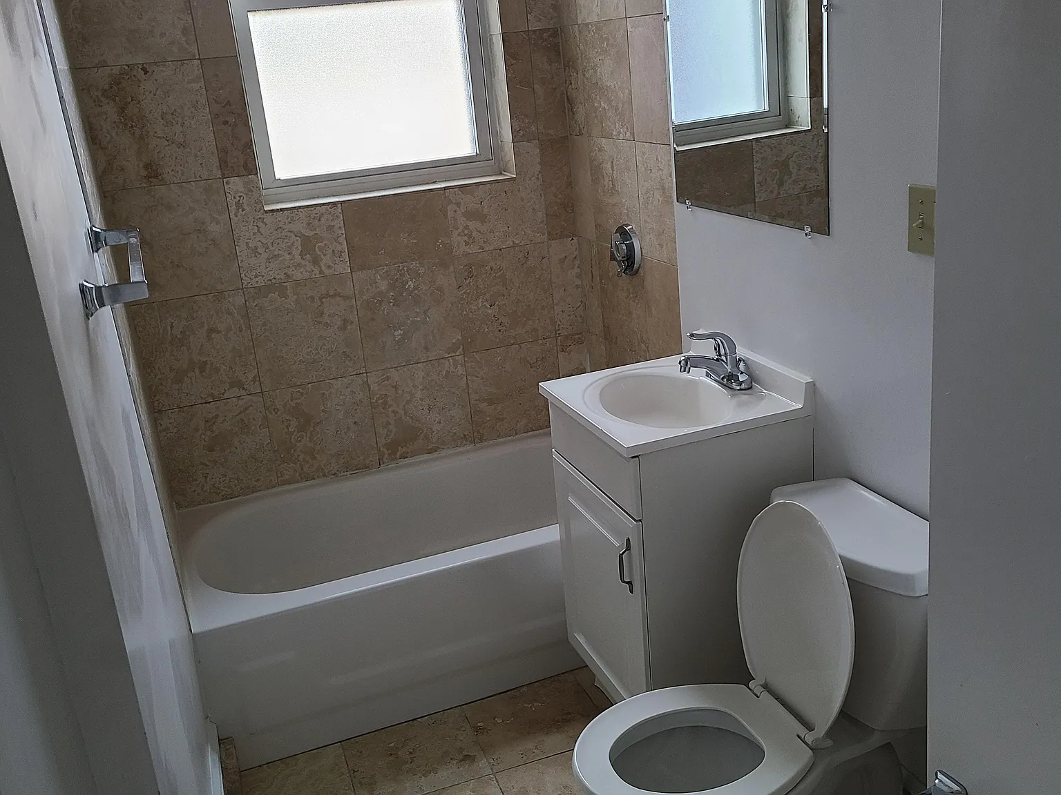 3 bed, 1000 sqft, $4,700 — Photo 4