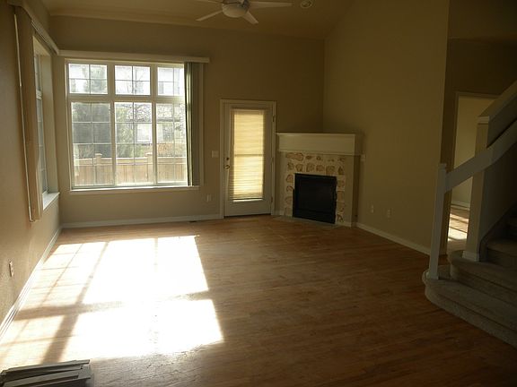 Gas log fireplace