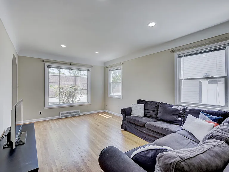 524 S Stephenson Hwy — Photo 5