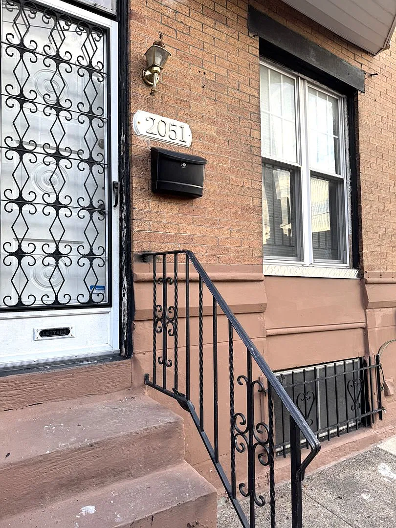 Beautiful 3-Bed/1-Bath Townhouse in Girard Estates/East Passyunk! Available NOW! — Photo 3