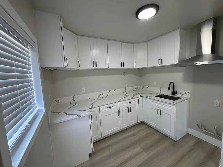 324 N Saint Louis St — Photo 3
