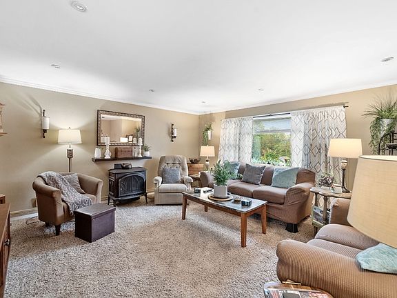 3rd image of 10 Eland Dr