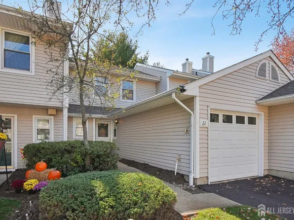 21 Woodmere Dr, Parlin, NJ 08859