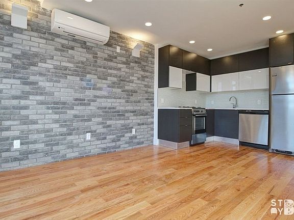 4th image of 376 Franklin Ave #6B