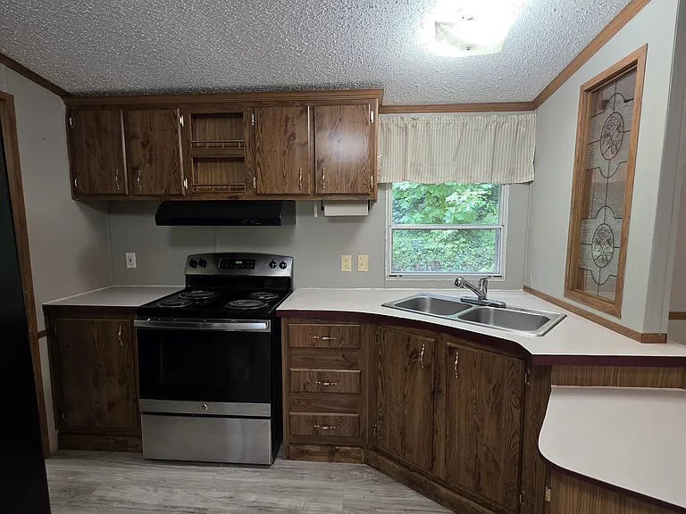 Nice kitchen, small but efficient.