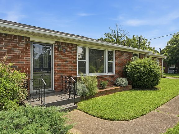 2nd image of 2512 Meadowood Dr